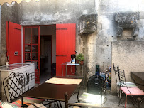 Atmosphère du Restaurant 𝑂 𝐵𝑎𝑢𝑥 𝐽𝑎𝑟𝑑𝑖𝑛 (𝓵'𝓞𝓾𝓼𝓽𝓪𝓾 𝓭𝓮 𝓣𝓱𝓮𝓻𝓮𝓼𝓮) à Les Baux-de-Provence - n°1