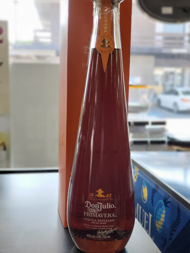 Liquor Store «Wine Vault», reviews and photos, 2 Fairbanks St, Framingham, MA 01701, USA