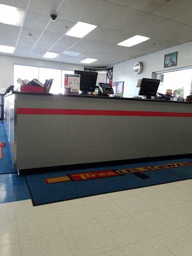 Tire Shop «Les Schwab Tire Center», reviews and photos, 17235 SE 272nd St, Covington, WA 98042, USA