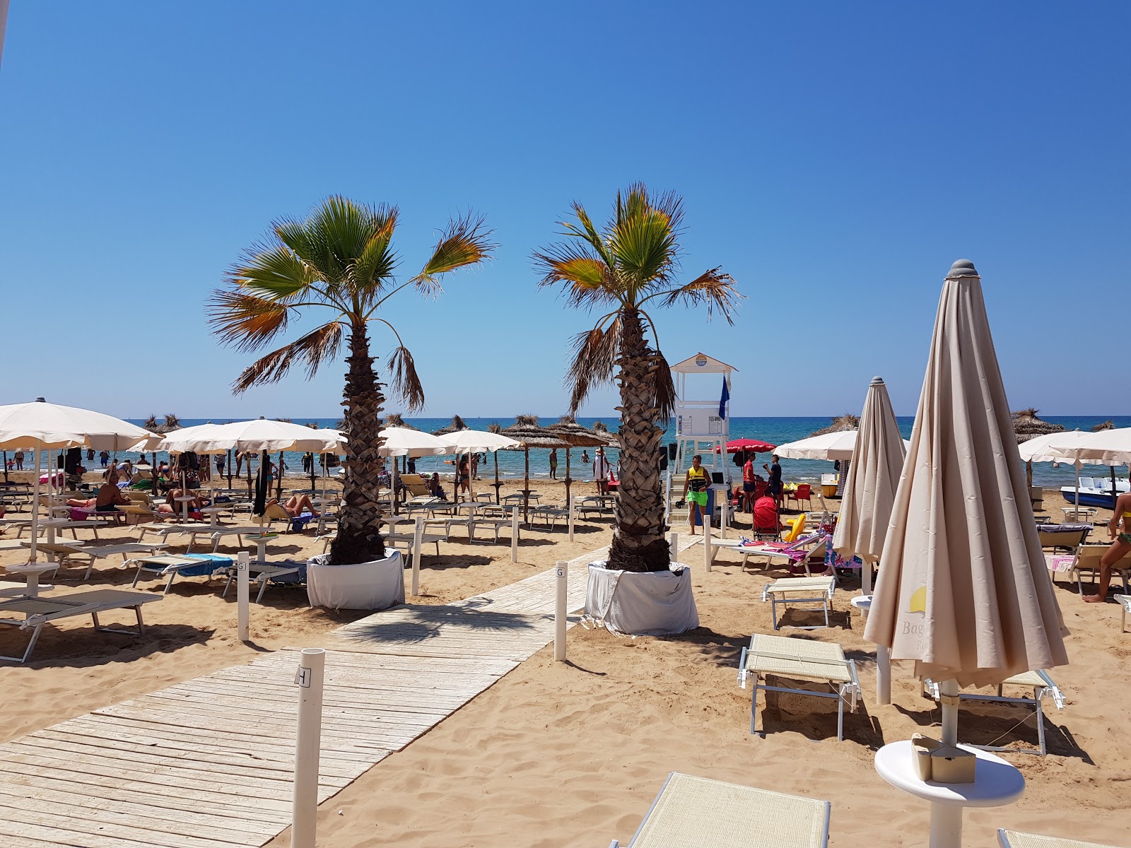 Fotografie cu St. Maria del Focallo Beach și așezarea
