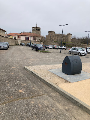Parking du Prieuré à Taluyers