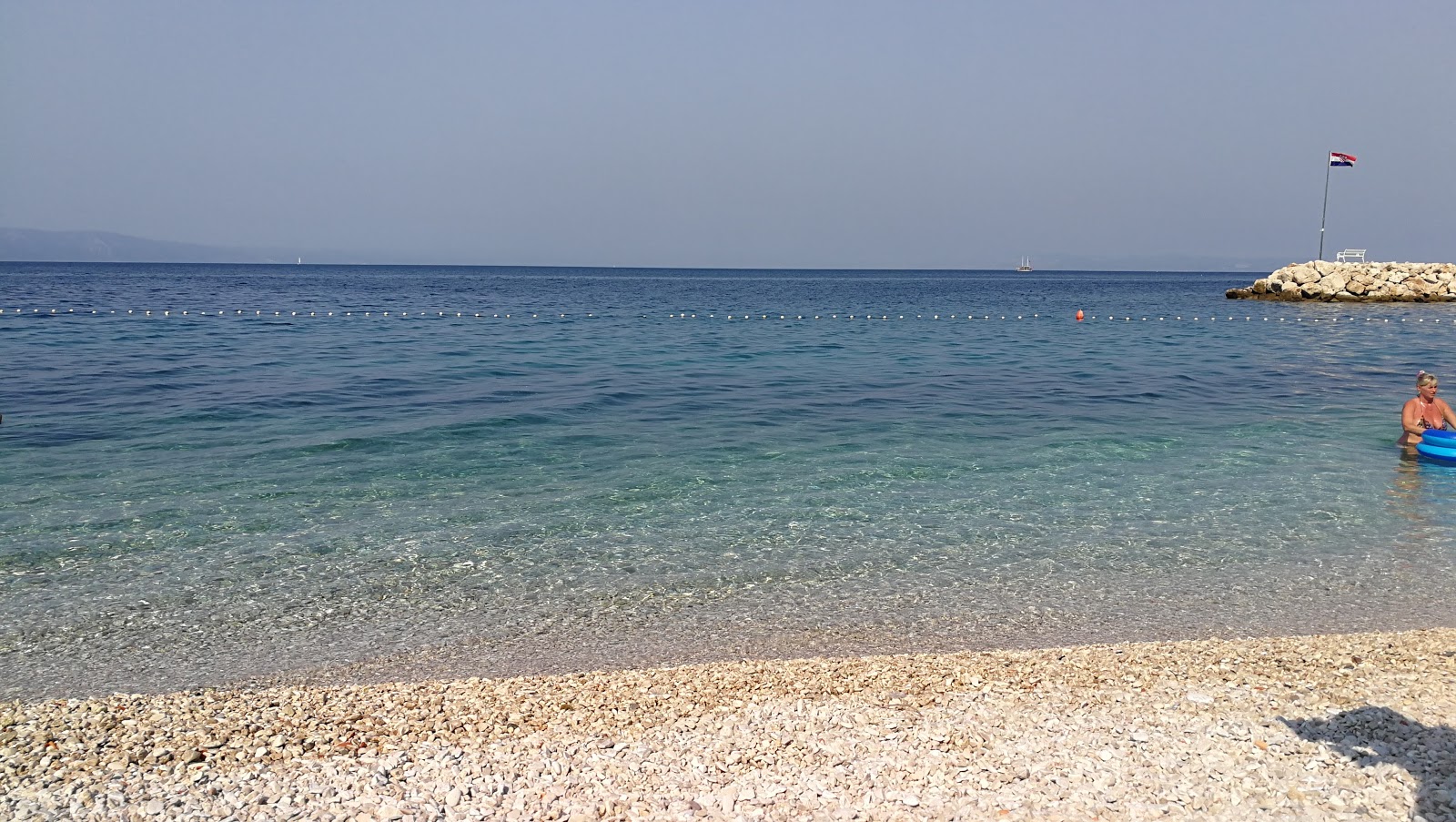 Beach Vodice'in fotoğrafı dağlarla çevrili
