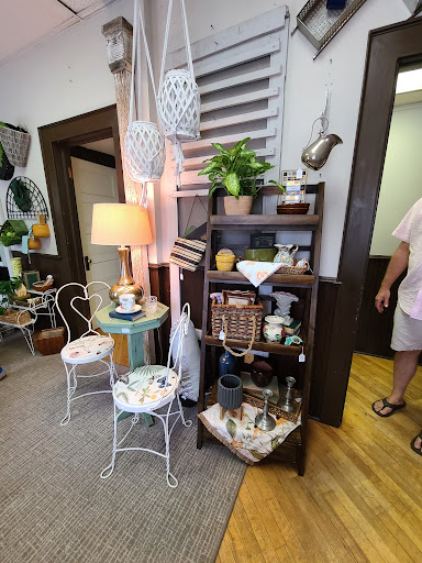 Antique Furniture Store «Hip and Humble», reviews and photos, 401 E Main St, Berryville, VA 22611, USA