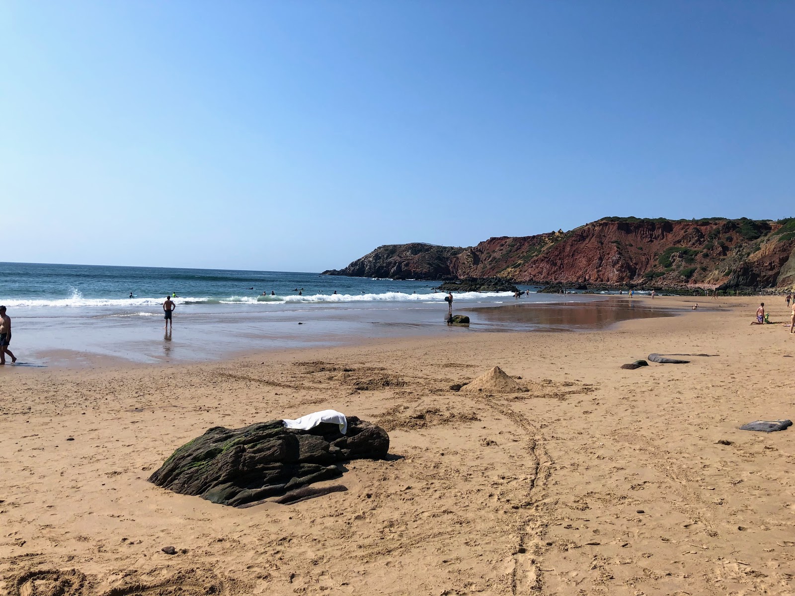 Foto av Amado Strand omgiven av berg