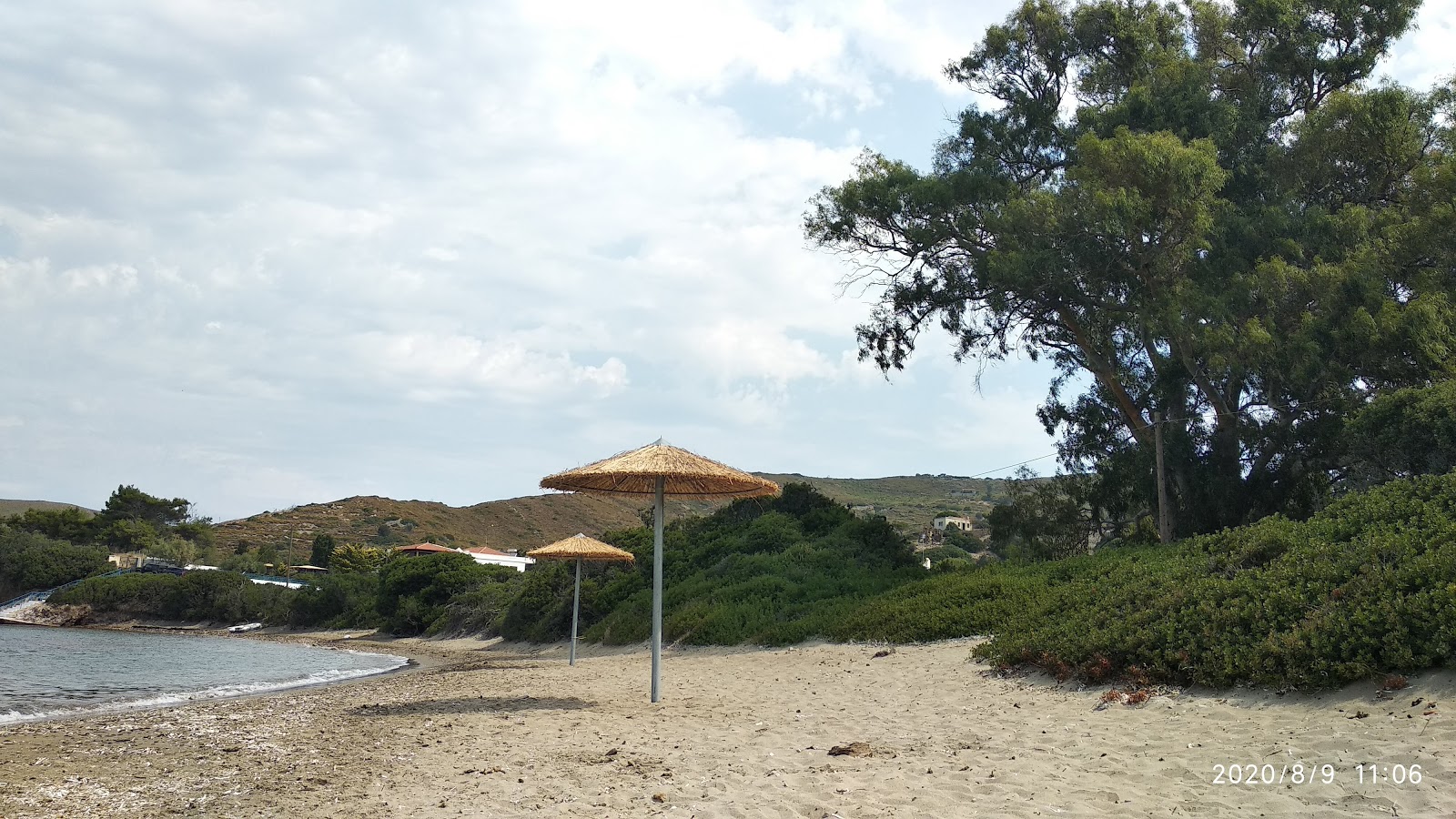 Foto von Apiganos beach mit kleine bucht