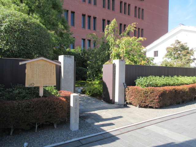 島津製作所創業記念碑と胸像