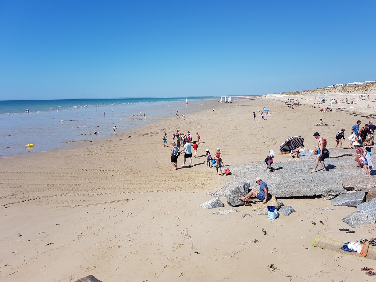 Foto di Plage Gouville-sur-Mer con una superficie del sabbia beige