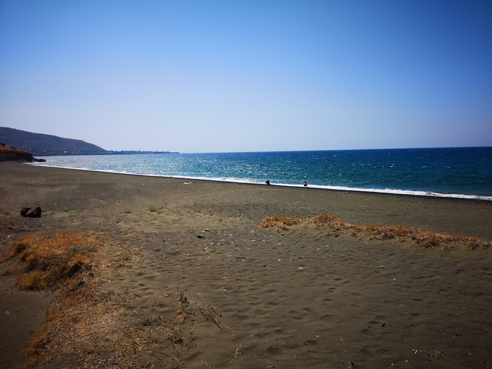 Photo de Pachiammos beach protégé par des falaises