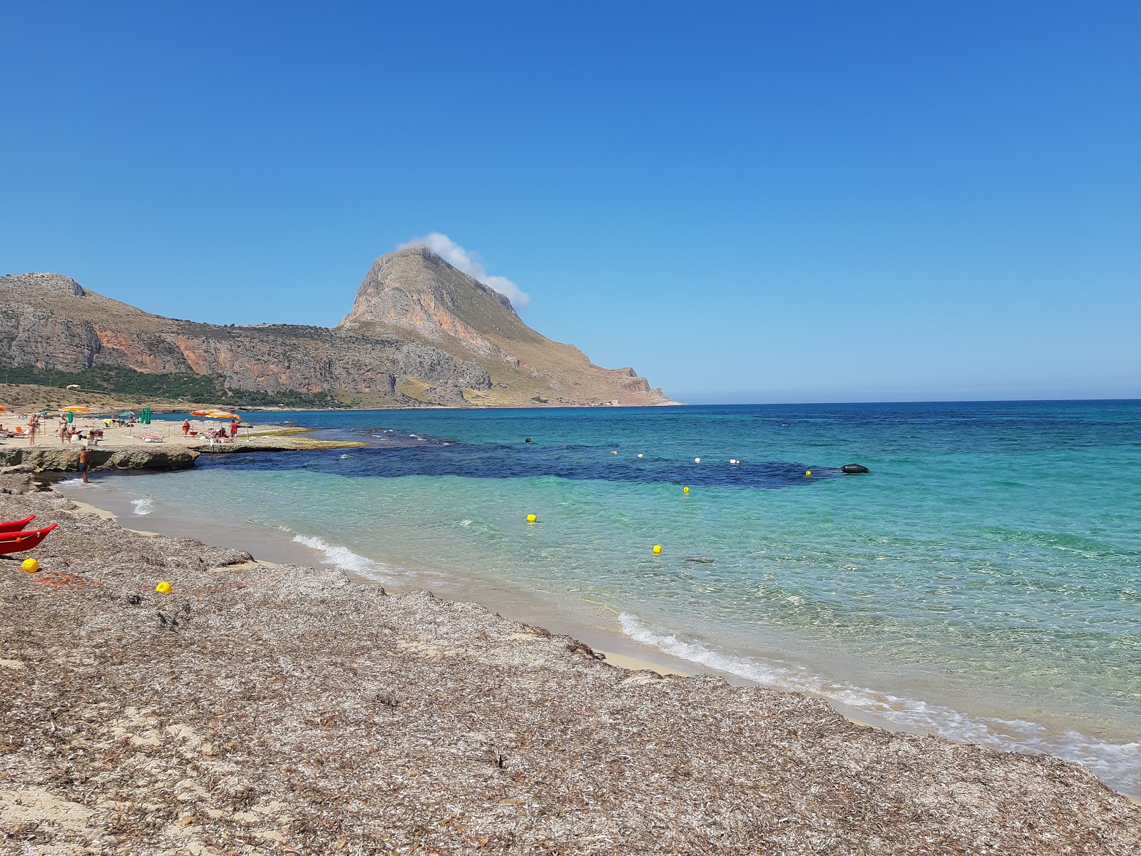 Foto von Acqua Azzurra beach befindet sich in natürlicher umgebung