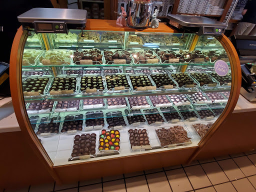 Chocolate Shop «Kilwins Lake Geneva», reviews and photos, 772 W Main St, Lake Geneva, WI 53147, USA