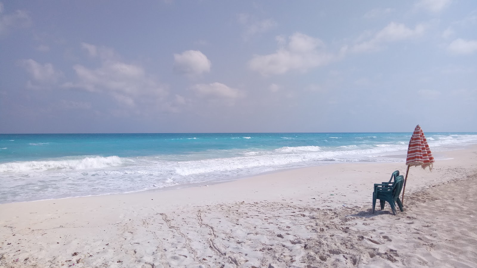 Fotografie cu Al Marwa Beach - locul popular printre cunoscătorii de relaxare