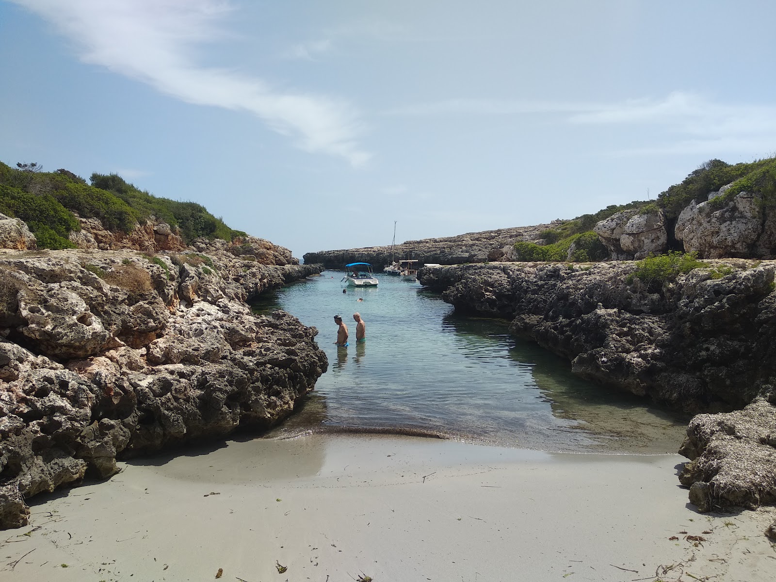 Valokuva Platja de Cala Estretaista. pinnalla sininen puhdas vesi:n kanssa