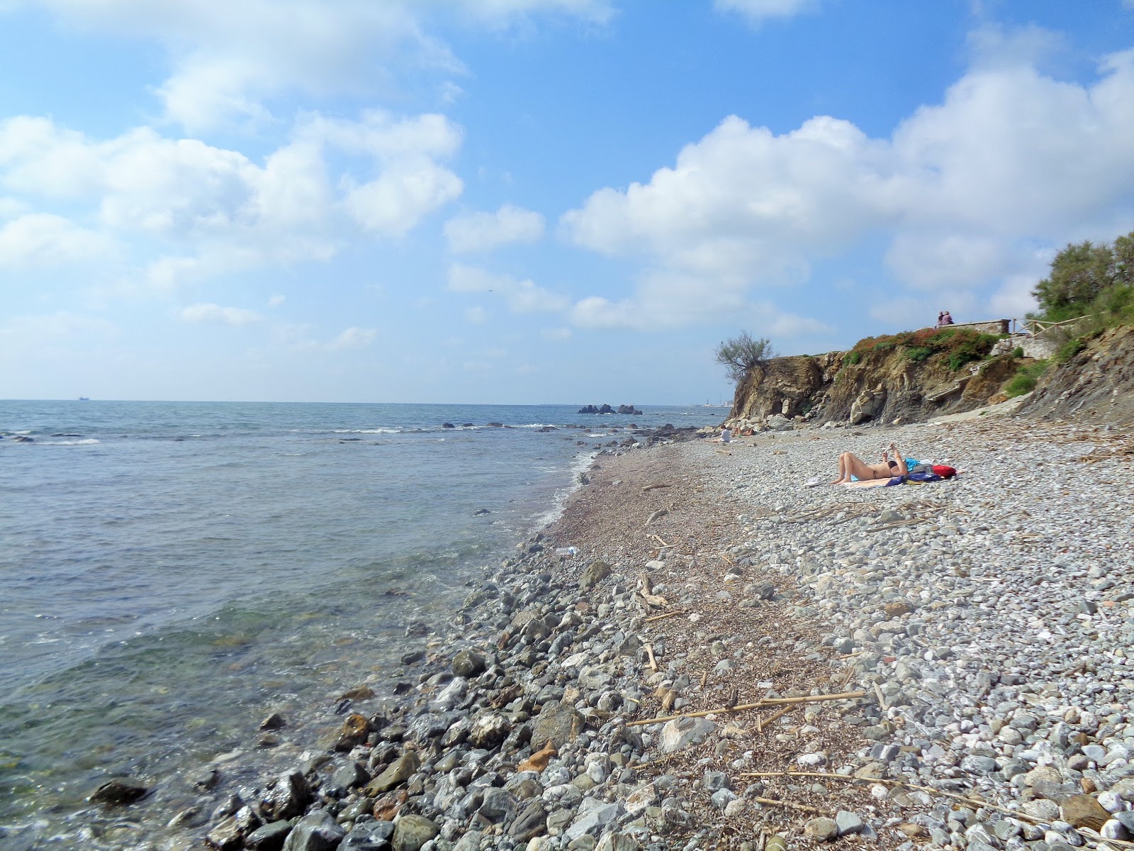 Spiaggia Calalonga'in fotoğrafı geniş bir kıyı şeridi ile birlikte