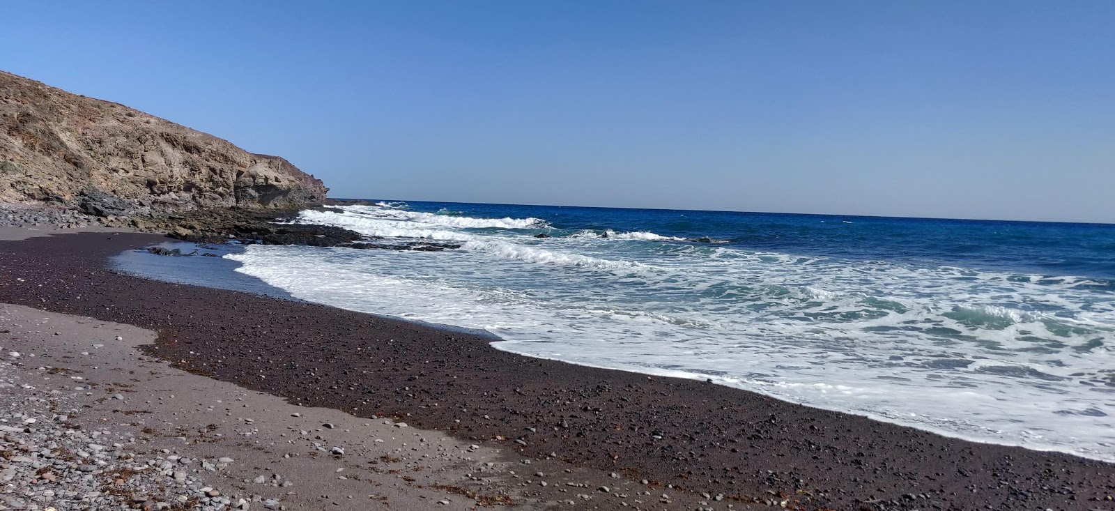 Valokuva Playa de Gran Valleista. pinnalla sininen puhdas vesi:n kanssa