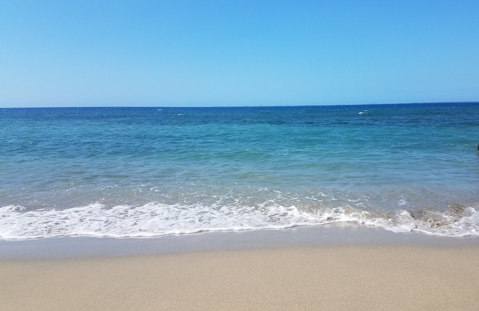 Playa Los Coquitos的照片 带有碧绿色纯水表面
