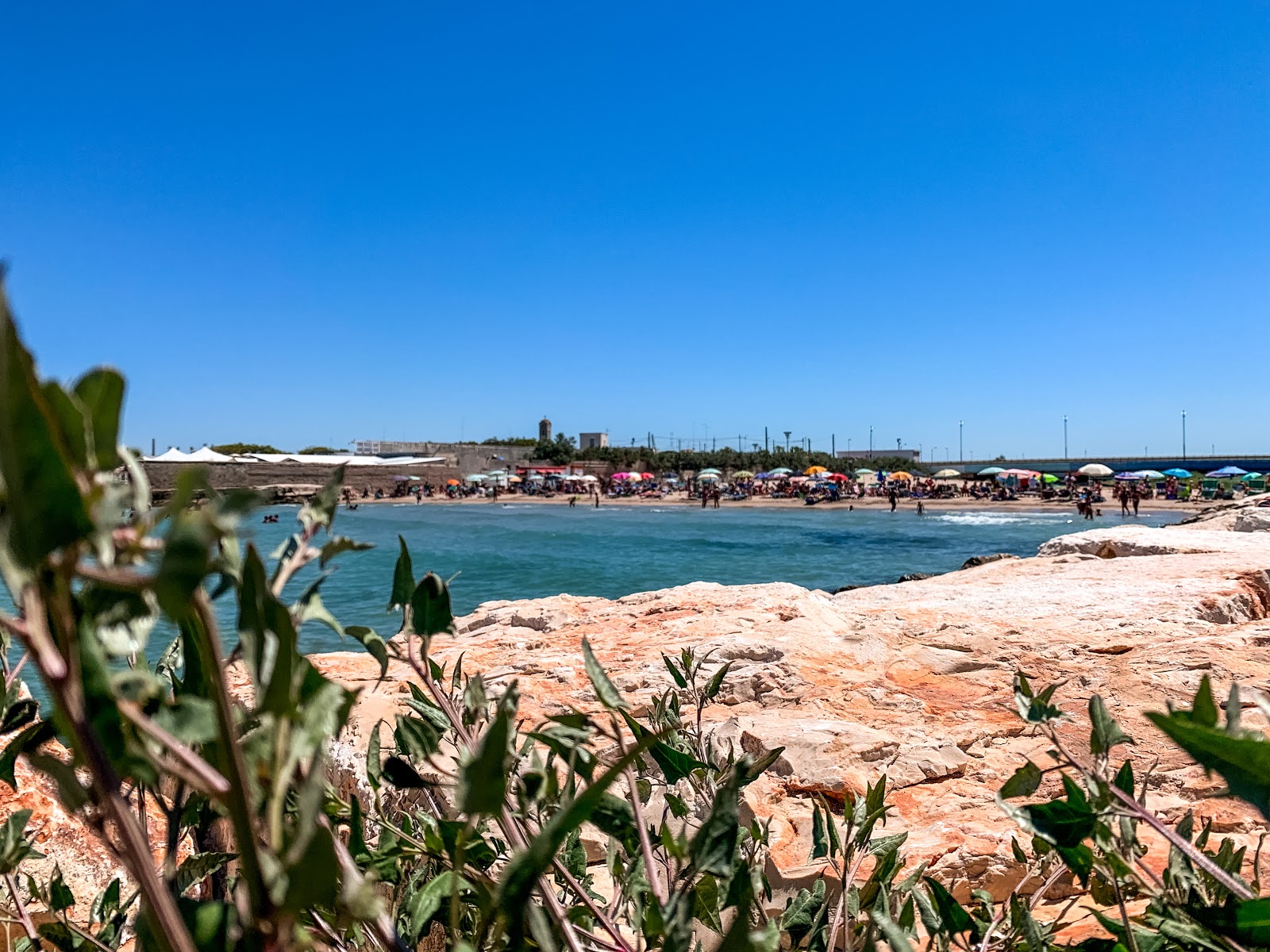 Canalone Beach'in fotoğrafı - rahatlamayı sevenler arasında popüler bir yer