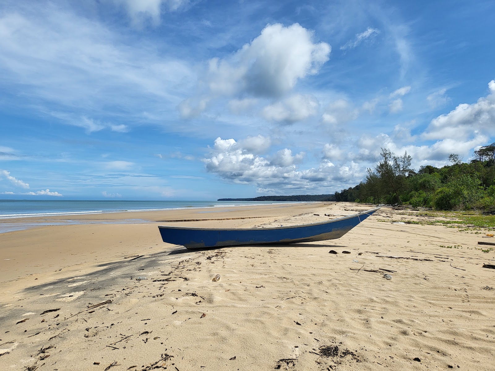 Foto di Batu Mandi Beach con una superficie del sabbia beige