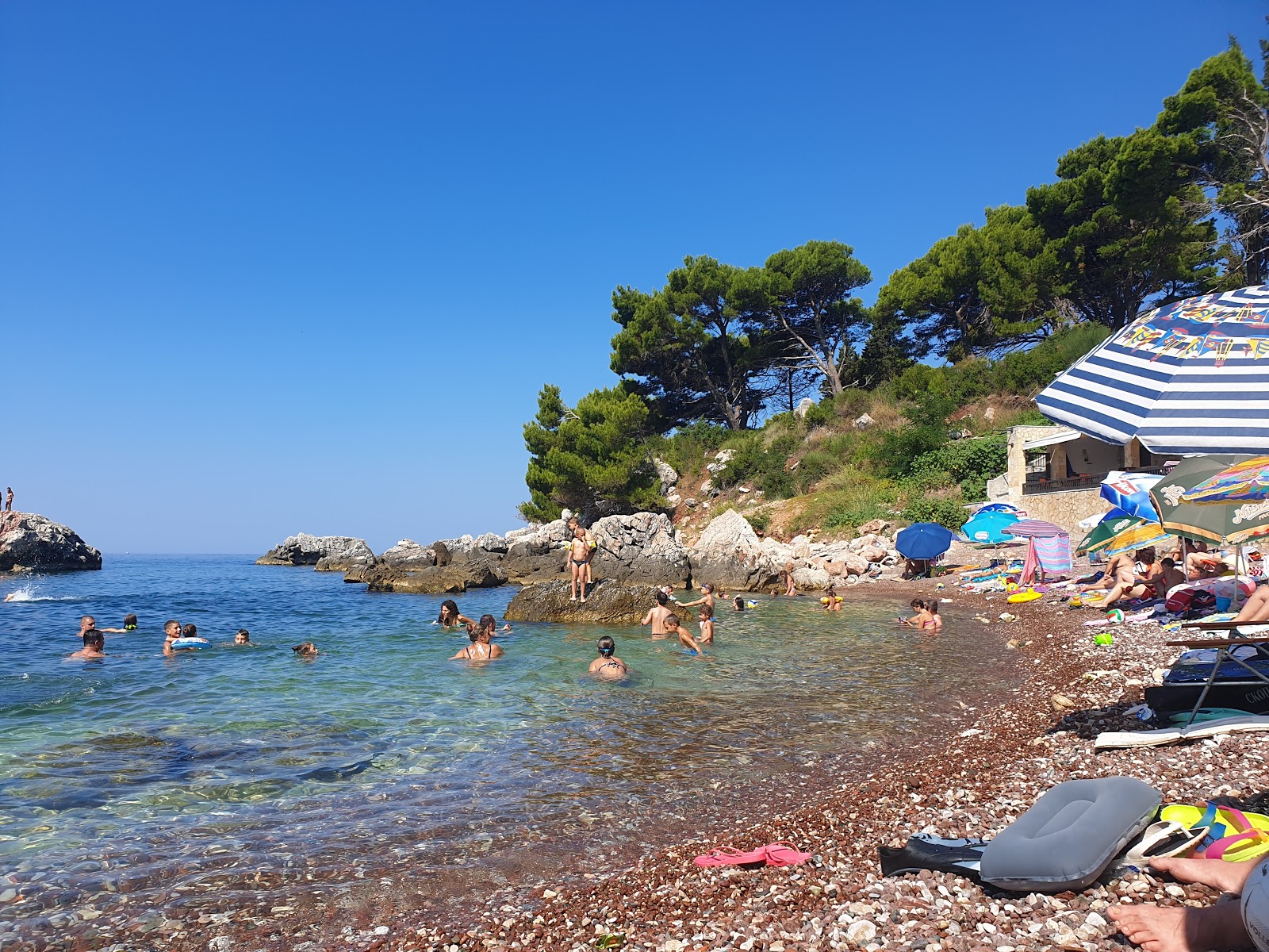 Φωτογραφία του Red beach με επίπεδο καθαριότητας πολύ καθαρό