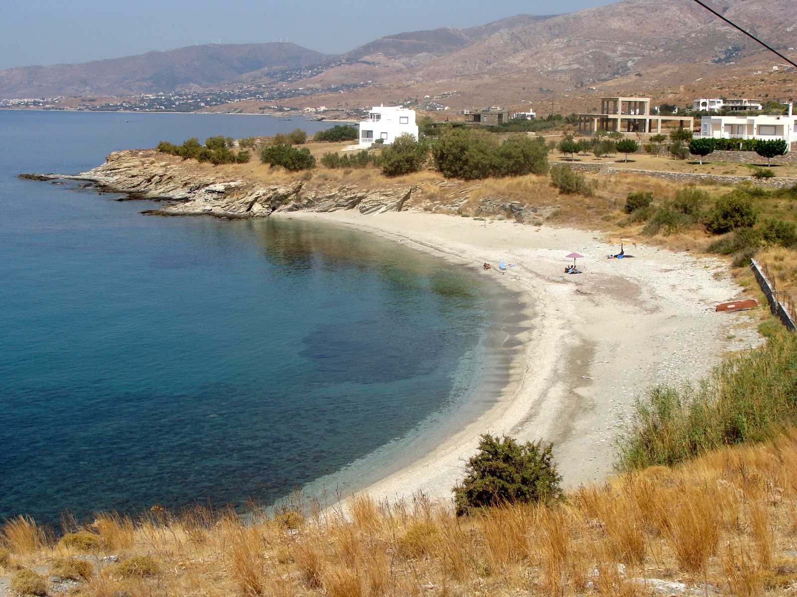 Foto av Agios Eirini beach med turkos rent vatten yta