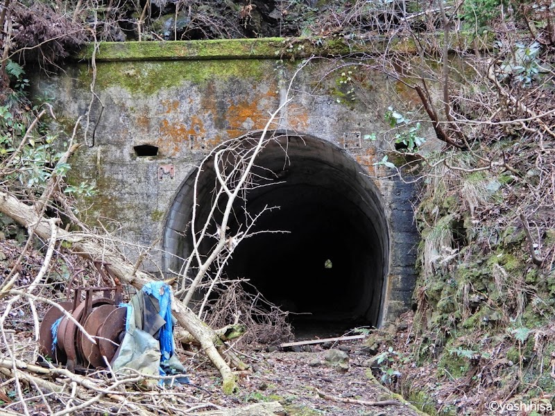 三尾トンネル開通記念碑
