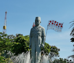 Monumen Patung Gubernur Suryo photo