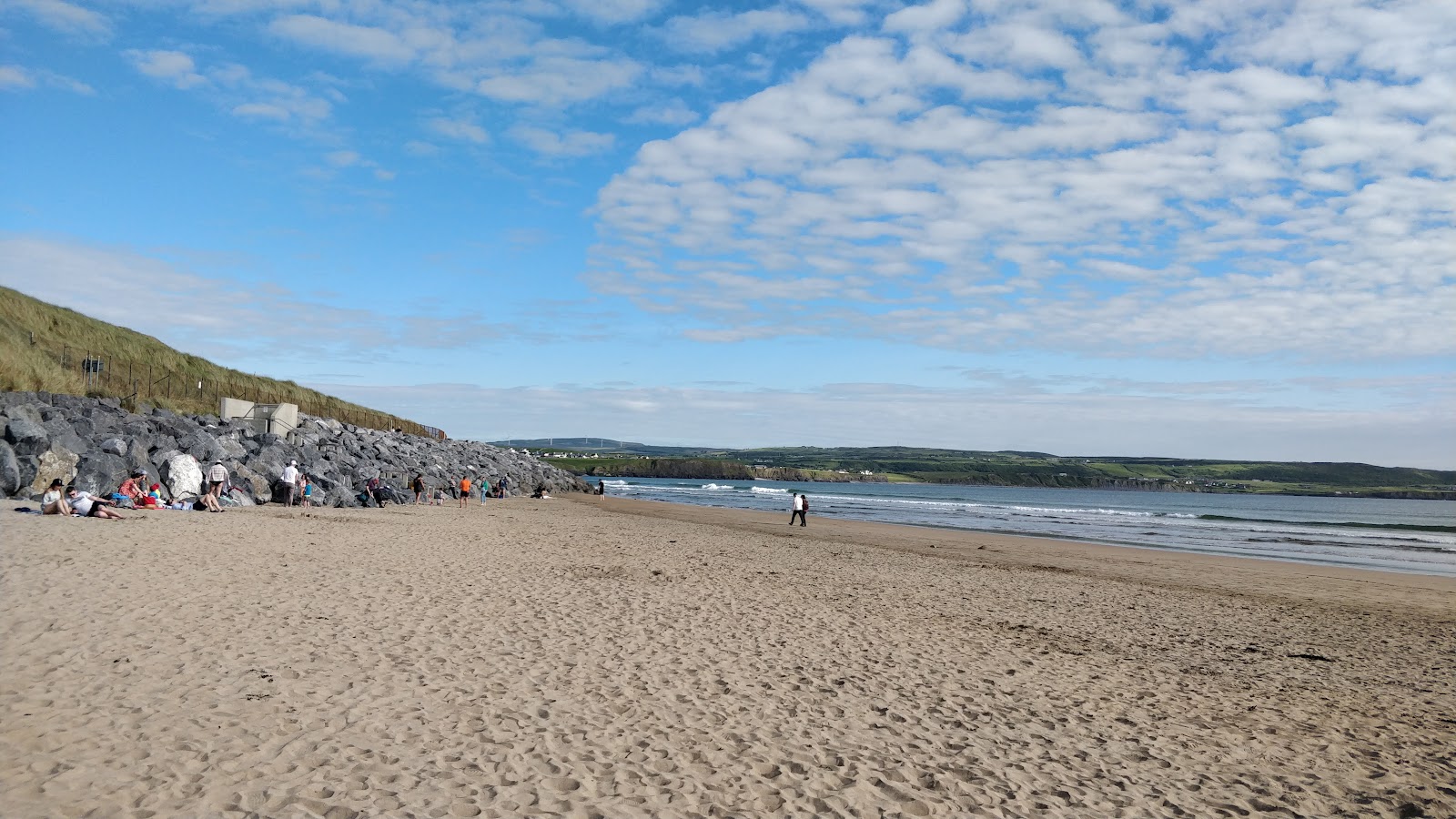 Fotografie cu Lahinch Beach și așezarea