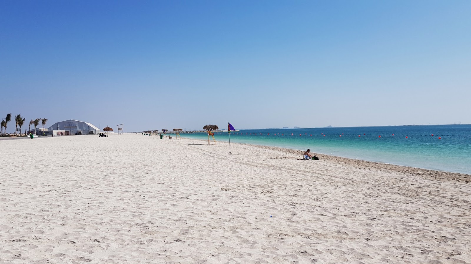 Al Hudayriat Beach的照片 带有碧绿色纯水表面