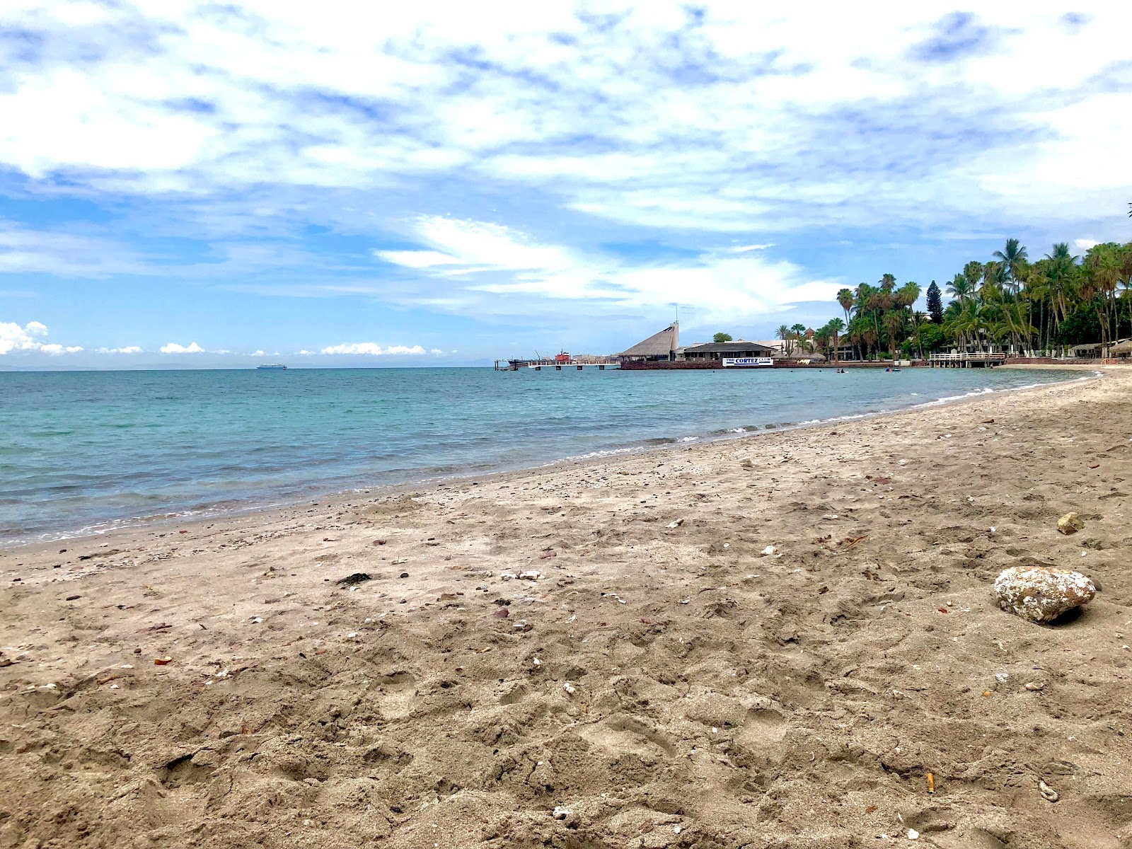 Fotografie cu Playa La Concha - locul popular printre cunoscătorii de relaxare