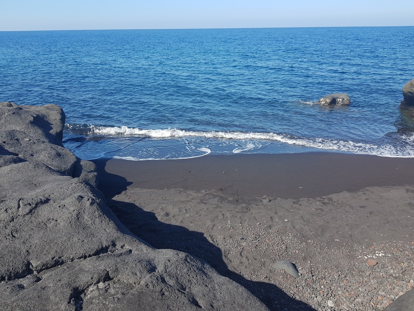 Photo de Spiaggia Lunga entouré de montagnes