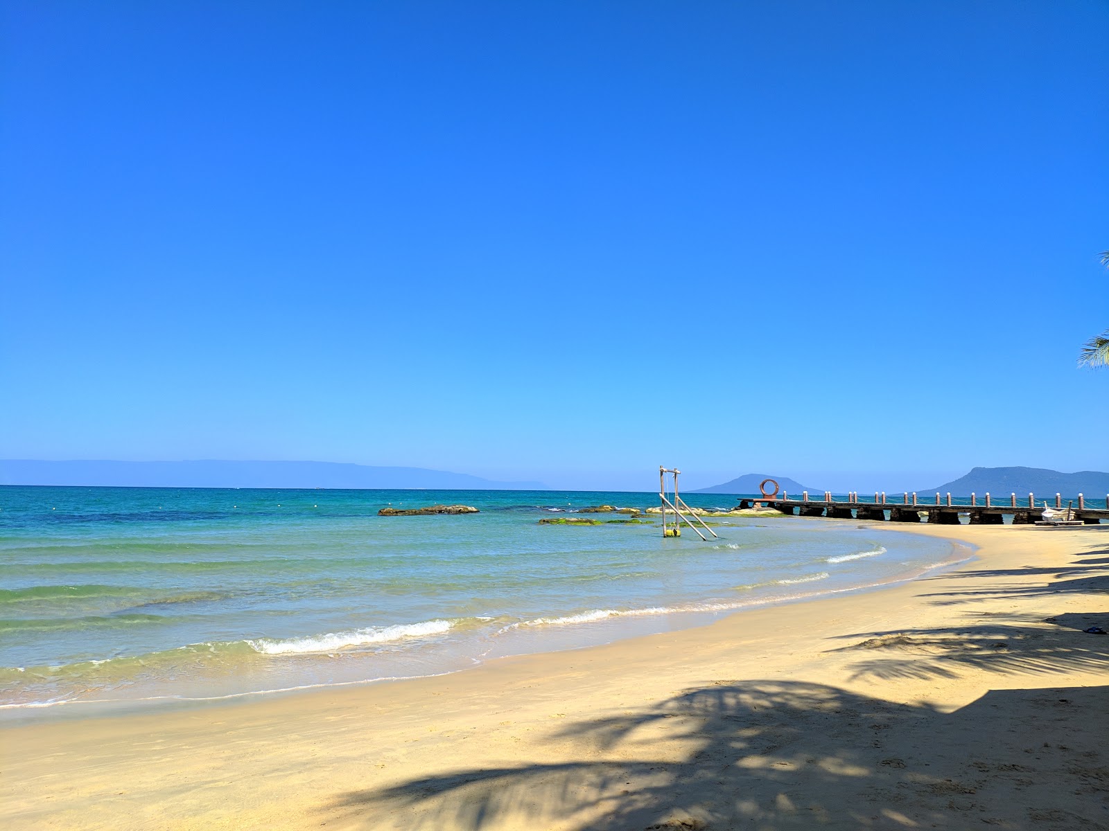 Foto di Gold Coast Resort con una superficie del sabbia luminosa