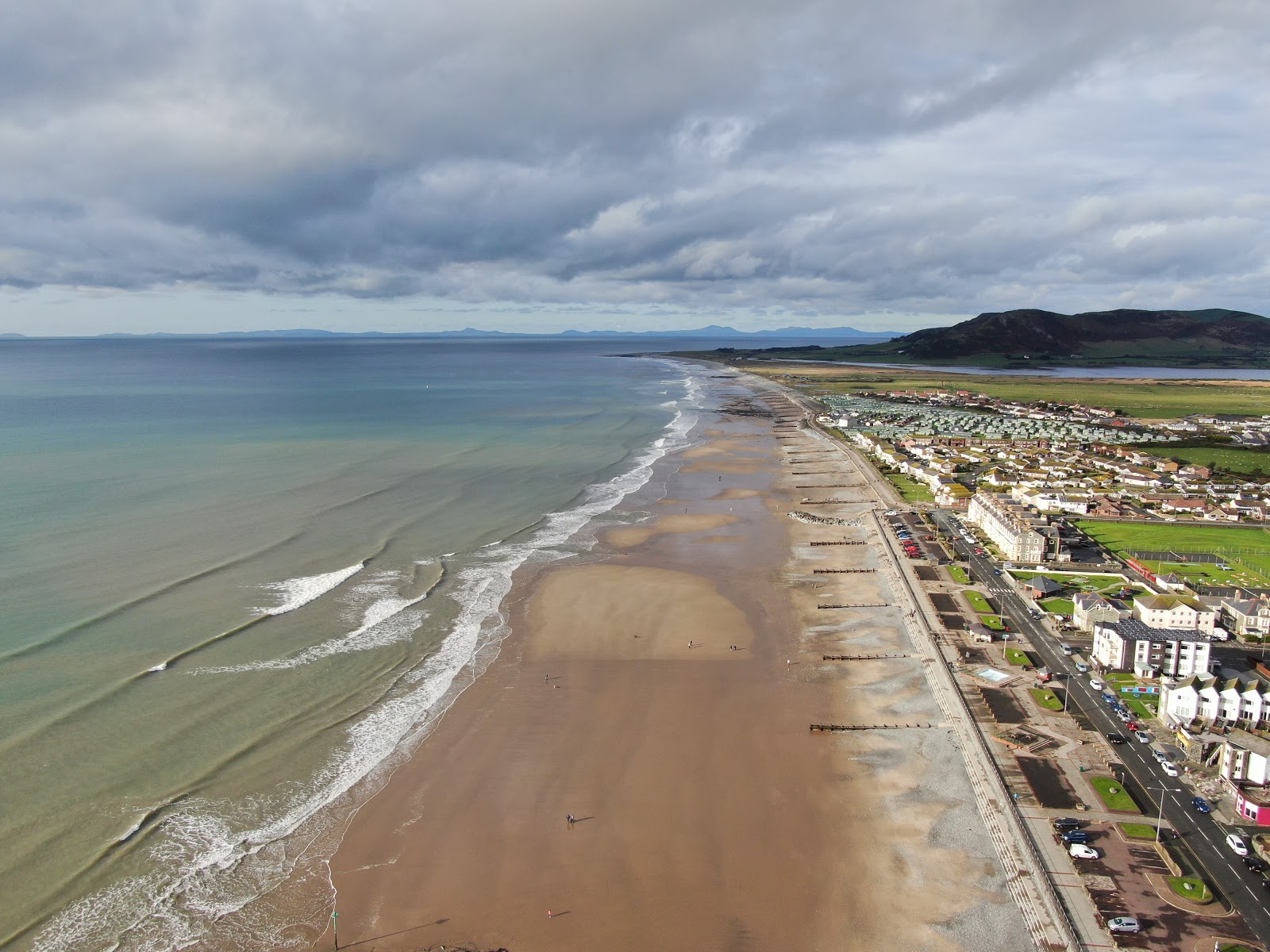 Photo de Tywyn beach avec plusieurs baies spacieuses