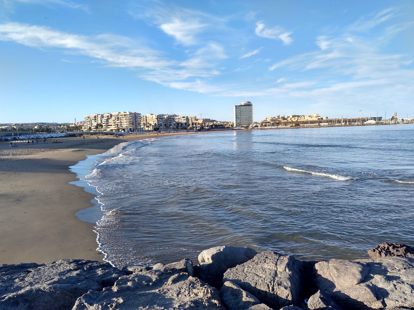 Φωτογραφία του Playa de los Carabos και η εγκατάσταση