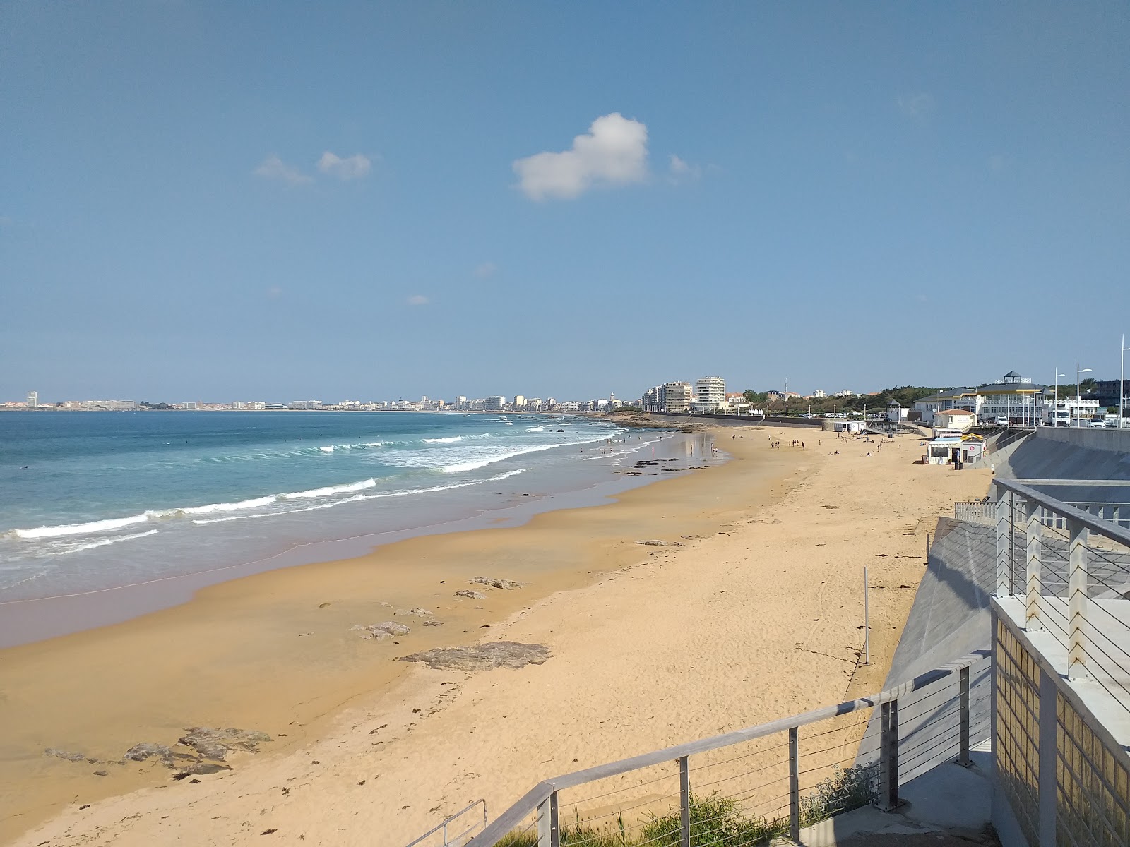 Zdjęcie Tanchet beach z powierzchnią turkusowa czysta woda