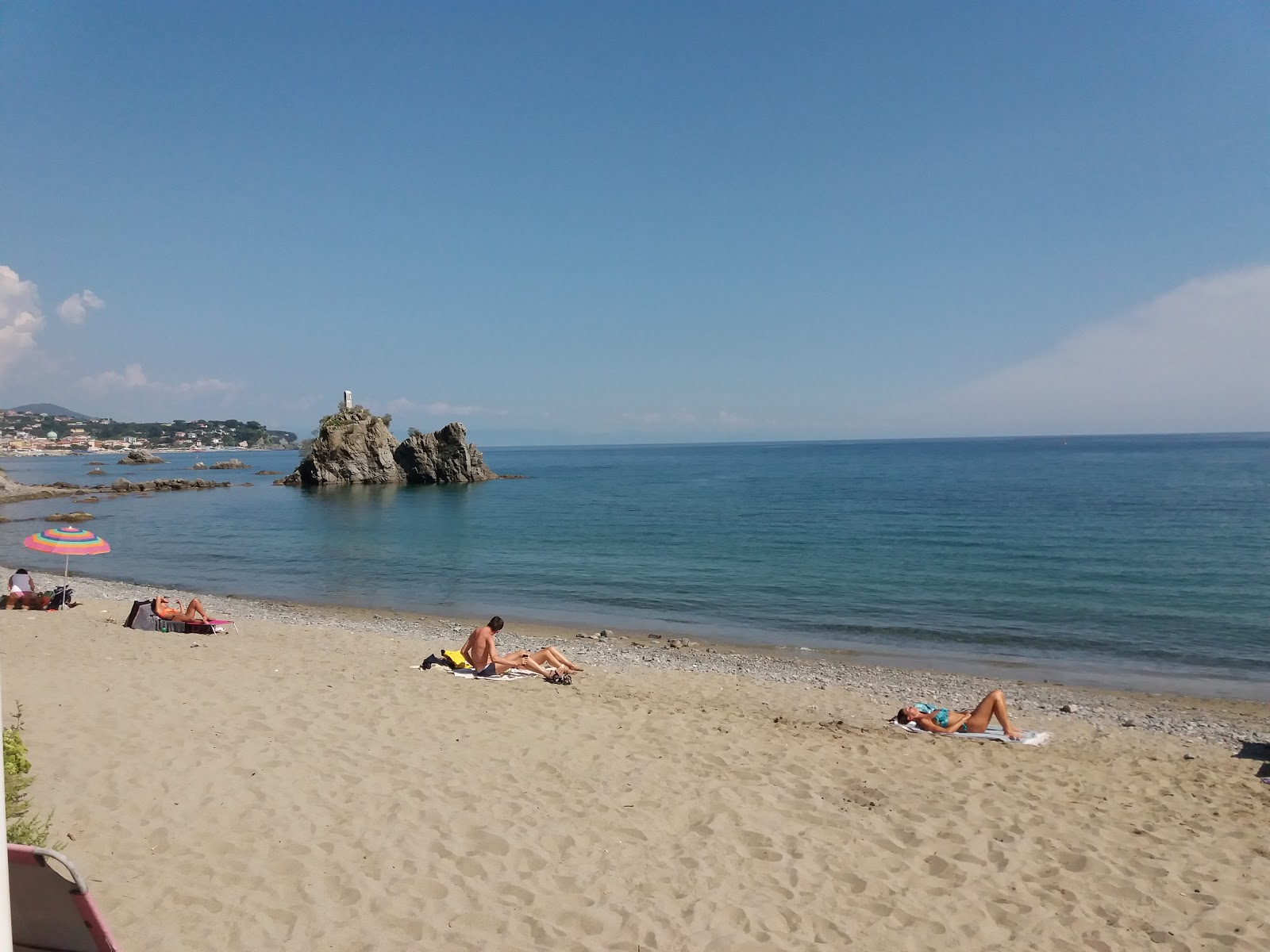 Spiaggia della Madonnetta的照片 带有蓝色纯水表面