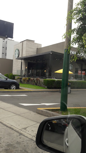 Opiniones de Starbucks El Trigal en Santiago de Surco - Aparcamiento
