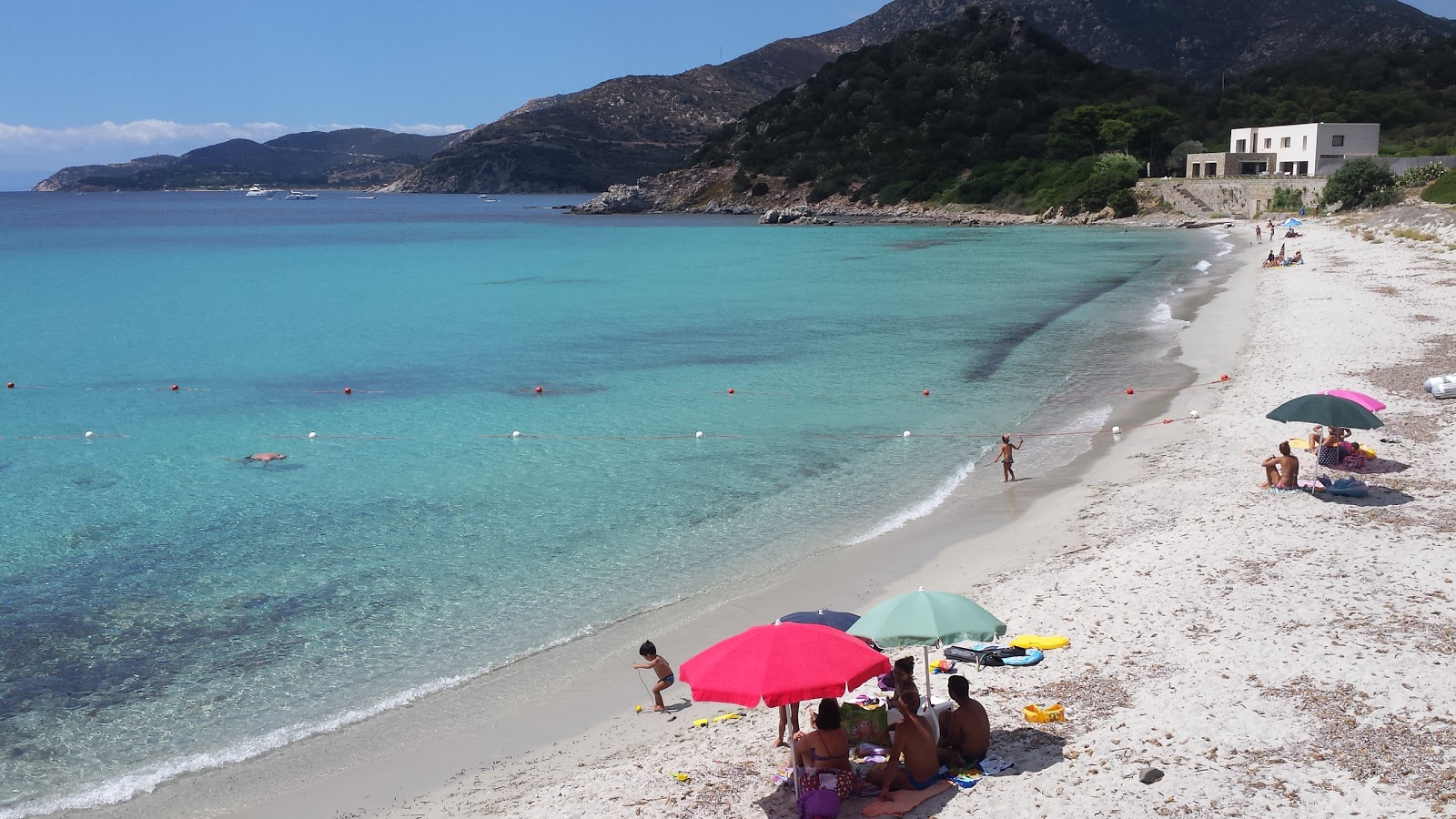 Photo de Plage de Cuccureddus avec un niveau de propreté de partiellement propre