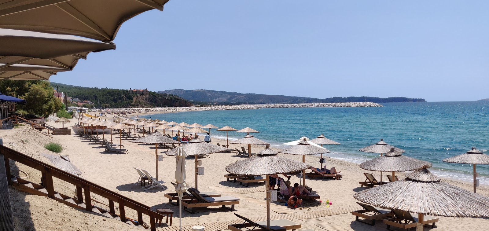 Foto de Aegean beach con guijarro fino claro superficie