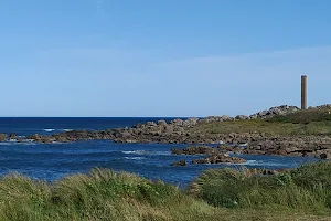 Praia de Fornelos e Promontório de Montedor image