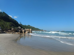 Praia do Vermelha'in fotoğrafı uçurumlarla desteklenmiş