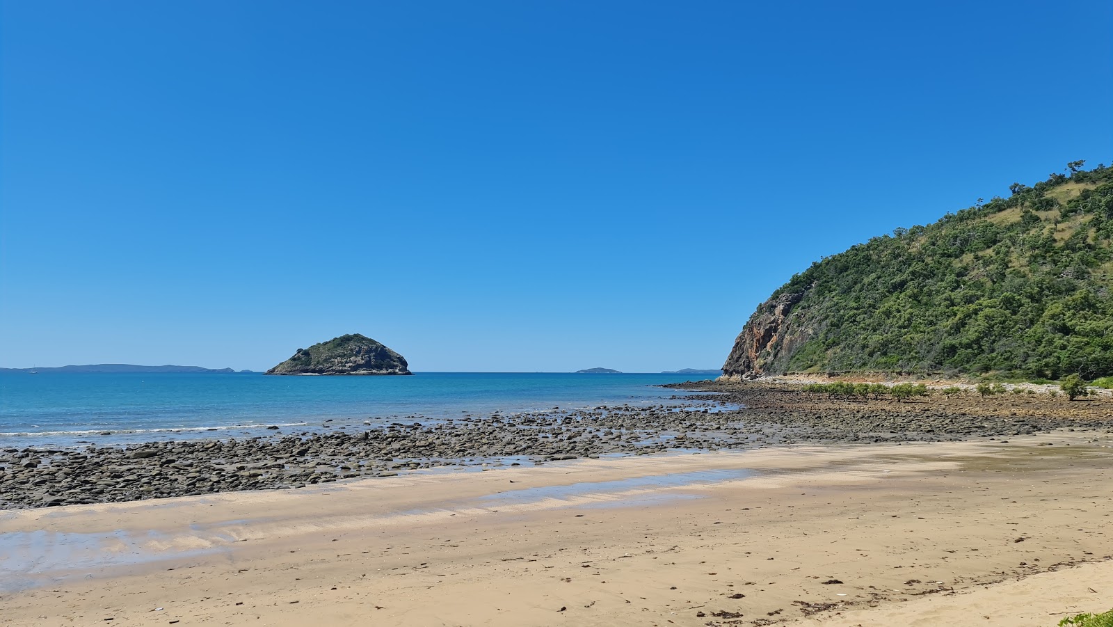 Mulambin Beach的照片 带有碧绿色纯水表面