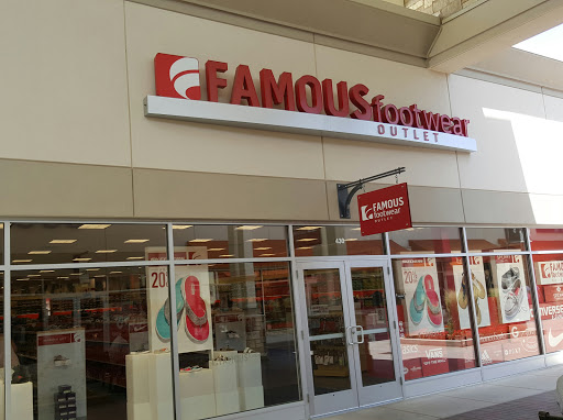 Famous Footwear Outlet, 3965 Eagan Outlets Pkwy, Eagan, MN 55122, USA, 