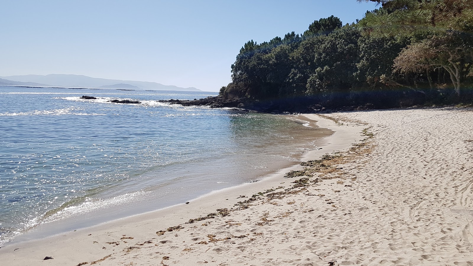 Photo de Praia das Moscas avec sable blanc de surface