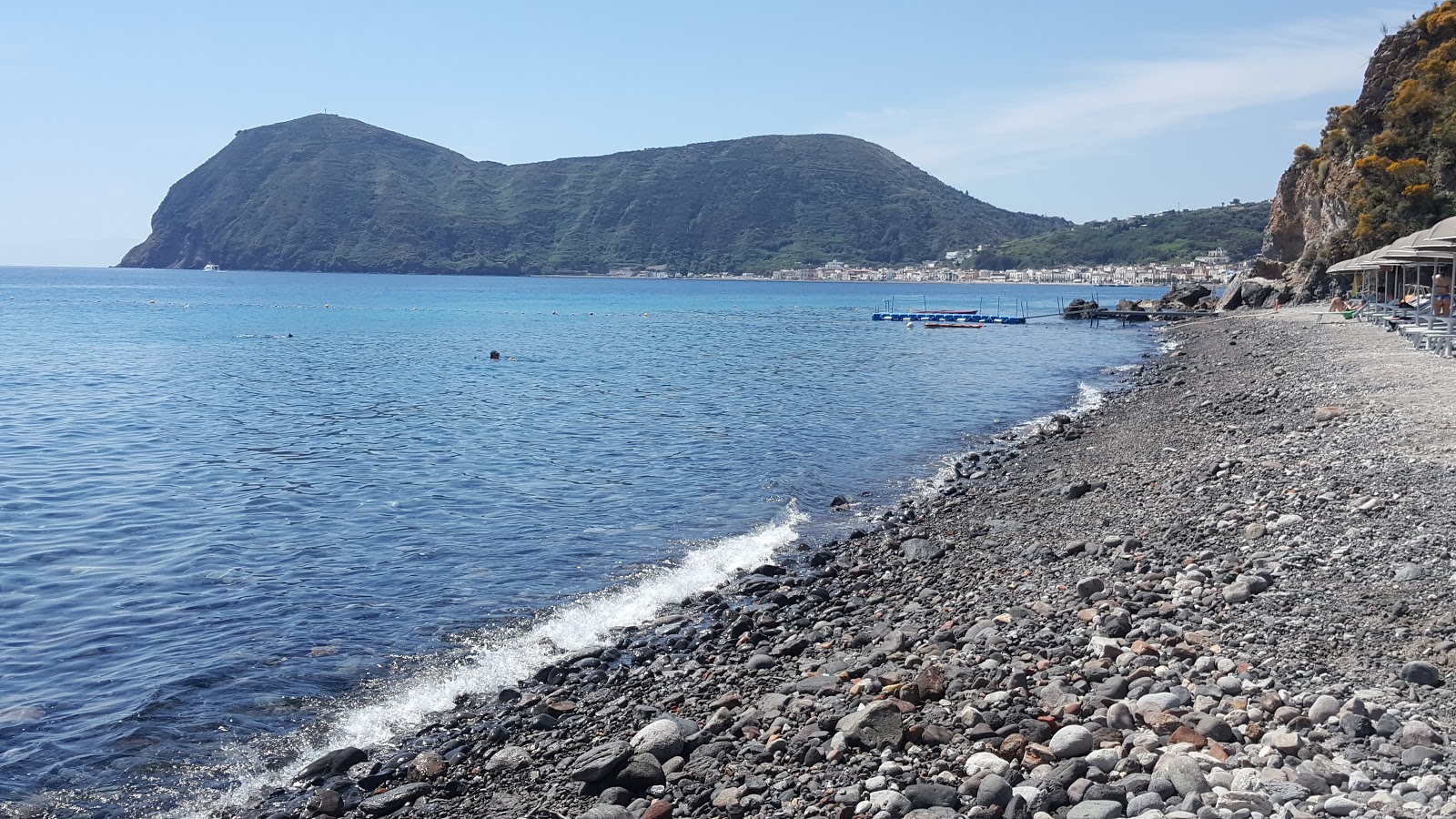 Fotografie cu White Beach -Lido înconjurat de munți