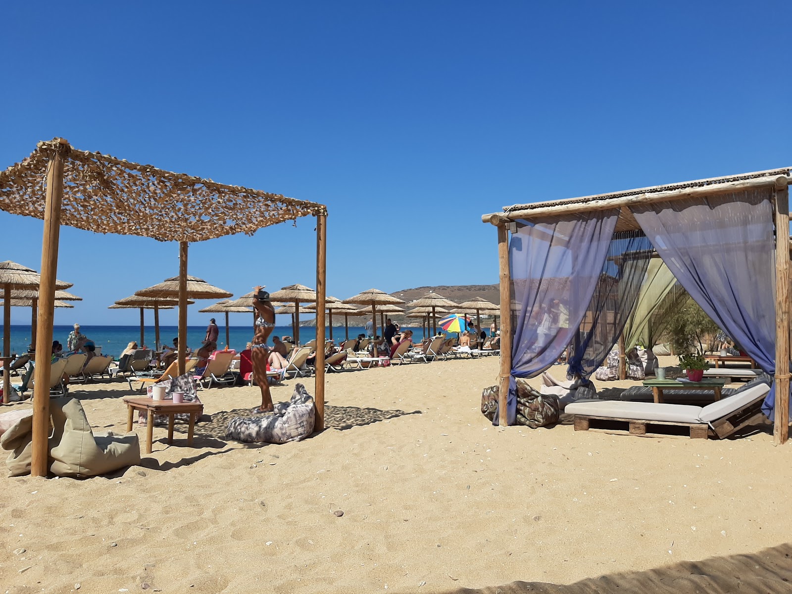Agios Petros beach'in fotoğrafı - rahatlamayı sevenler arasında popüler bir yer