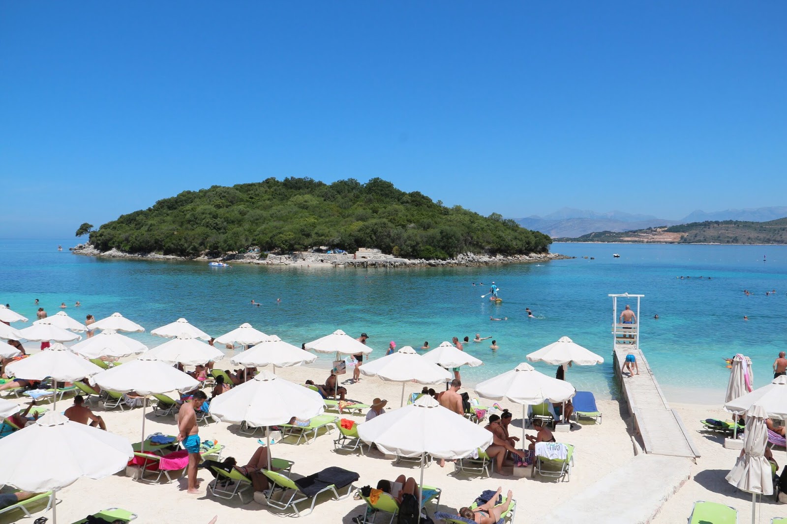 Foto von Isole Ksamil beach mit türkisfarbenes wasser Oberfläche