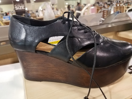 Shoe Store «DSW Designer Shoe Warehouse», reviews and photos, 202 Orland Park Pl, Orland Park, IL 60462, USA