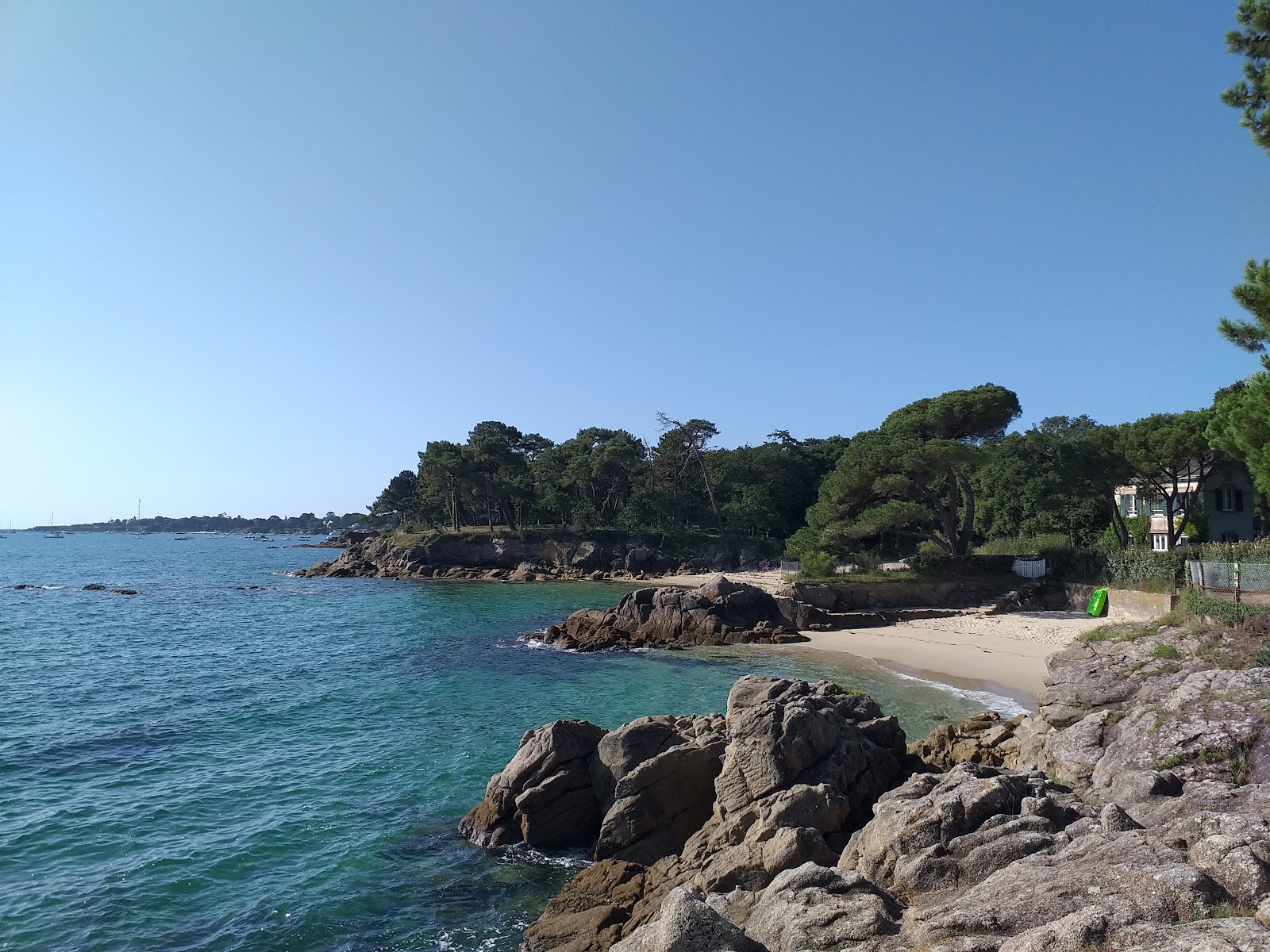 Foto af Plage Du Petit Manoir med let sand og småsten overflade