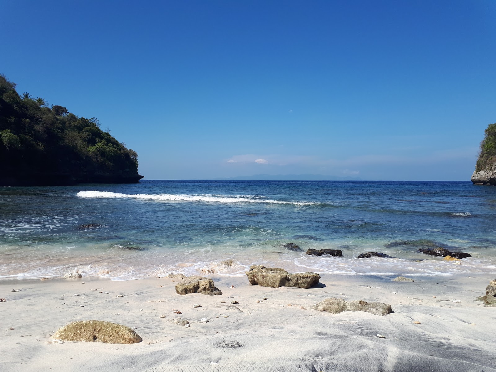 Foto de Sebele beach con arena gris y rocas superficie