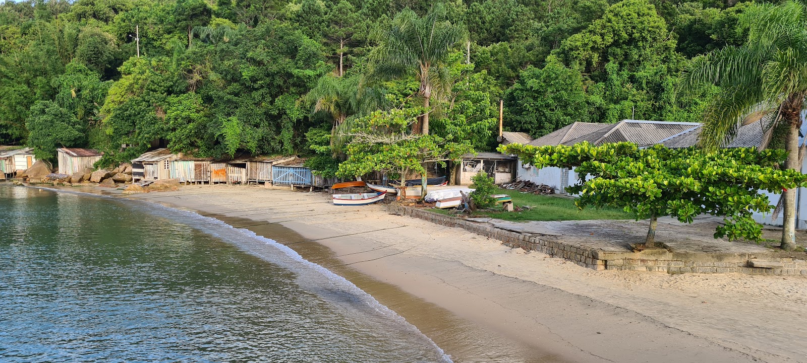 Foto de Praia do Canto apoiado por penhascos
