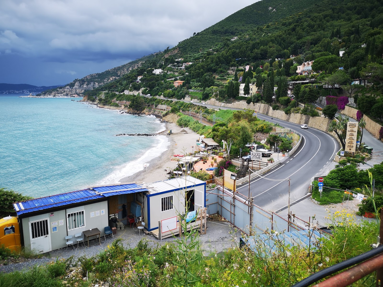 Photo de Baba Beach protégé par des falaises